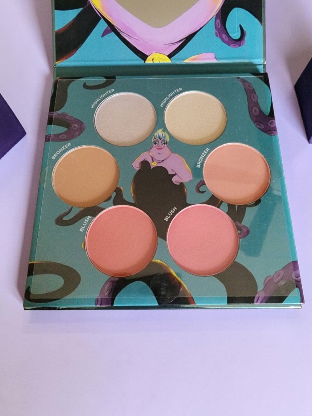Disney Villains Ursula Complexion Palette – Bronzer, Highlighter & Blush (New) - Picture 3 of 5